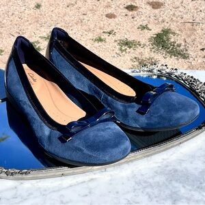 Clarks Unstructured Un Darcy Bow Blue Suede Ballet flat shoe, 9.5, New Condition
